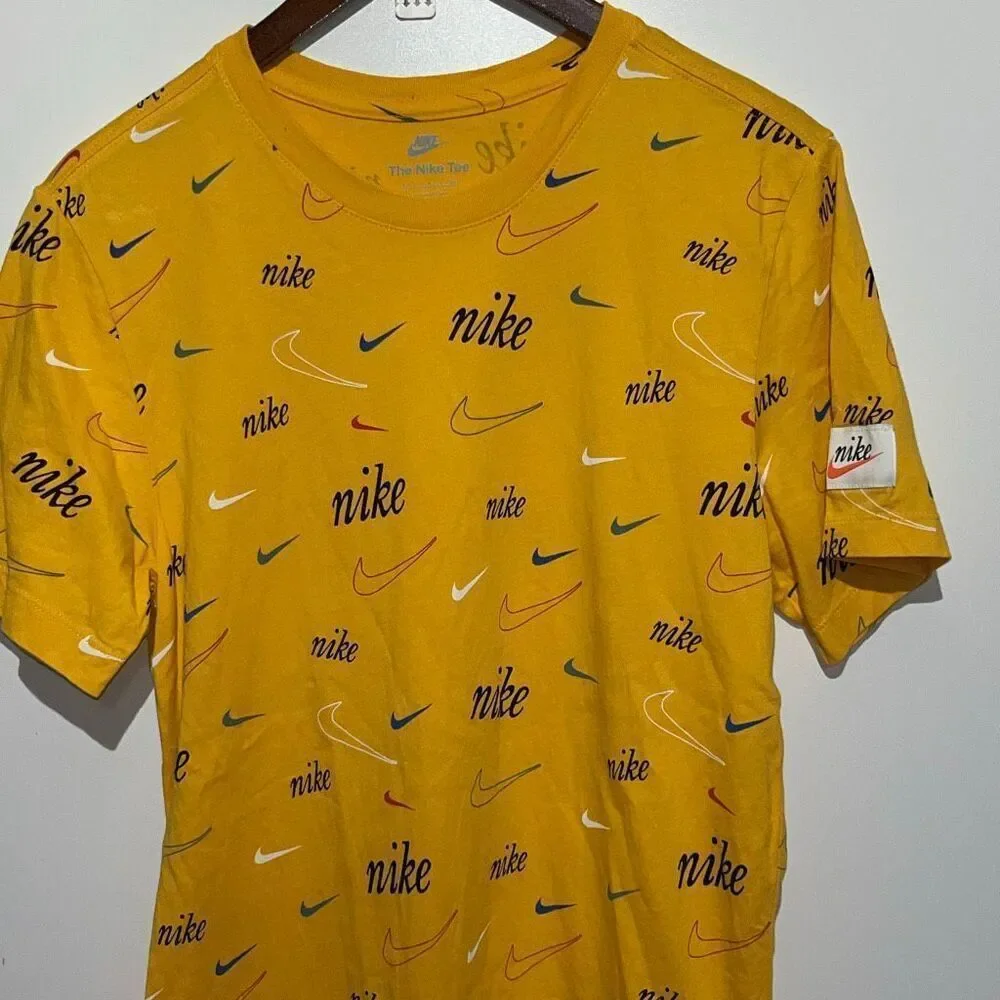 The Nike Tee Men's Multicolor All Over Print Logo Crew Neck Cotton T-Shirt Small